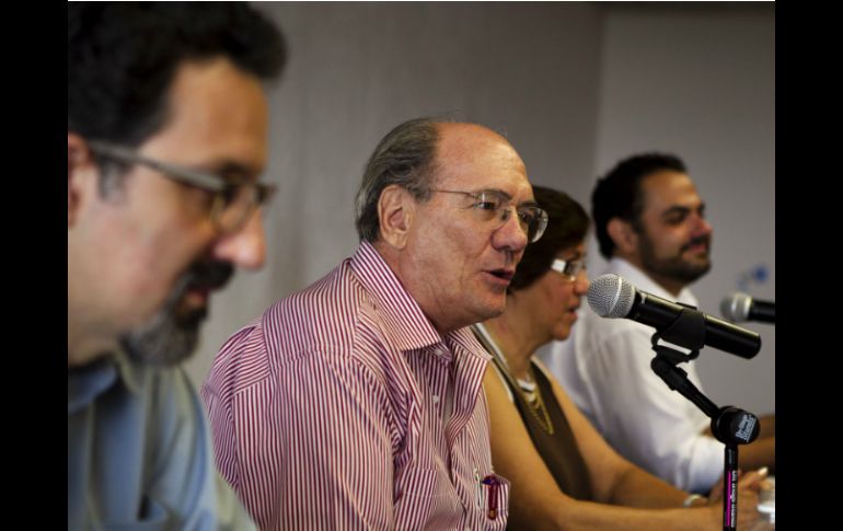 José M. Muria (2i), del Colegio de Jalisco, participa en la mesa de debate.  /