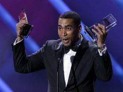 El reguetonero puertorriqueño Don Omar celebra los diez galardones  que se lleva a casa. AP /