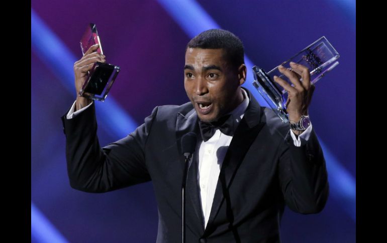 El reguetonero puertorriqueño Don Omar celebra los diez galardones  que se lleva a casa. AP /