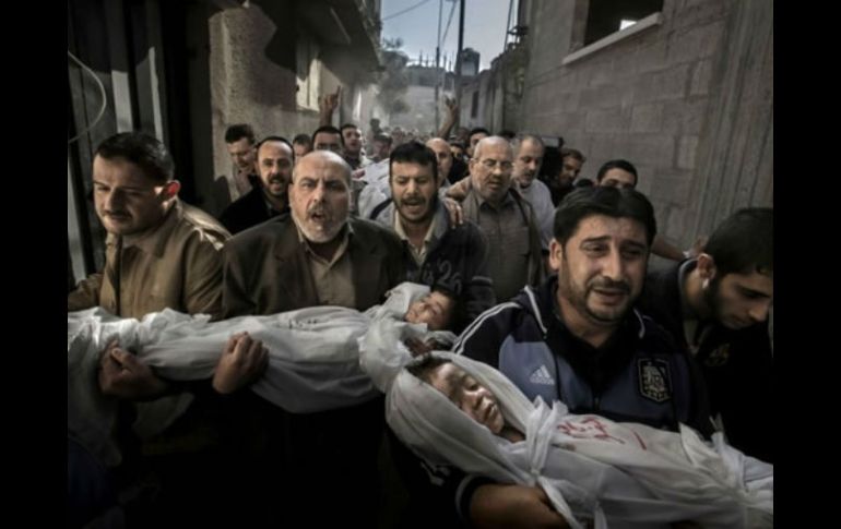 La 'fotografía del año', premio que se llevó el sueco Paul Hansen por una instantánea del entierro en Gaza de dos hermanos. ARCHIVO /