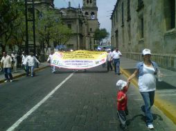 En estos momentos, los protestantes dan vuelta en Hidalgo.  /