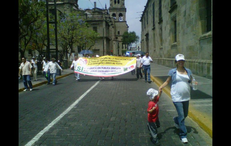 En estos momentos, los protestantes dan vuelta en Hidalgo.  /