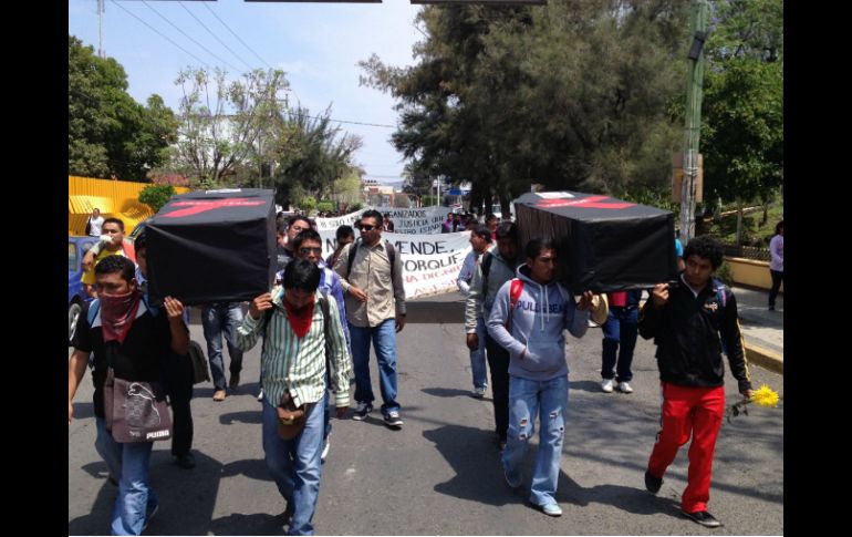 Se manifiestan contra la liberación de agentes ministeriales, involucrados en asesinato de dos estudiantes en 2011. NTX /