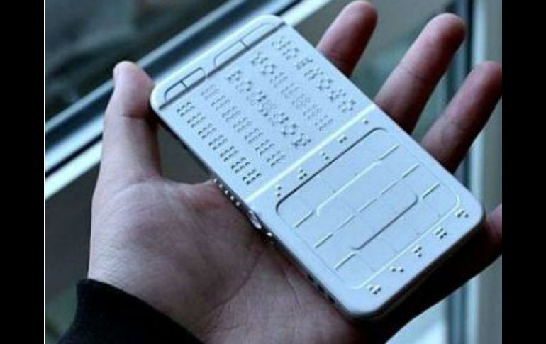 El Braille Phone está equipado con una pantalla táctil y eficaz. Imagen tomada de Twitter @swaragamafm. ESPECIAL /