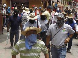 Los profesores arremetieron contra las sedes de los partidos políticos en Guerrero. ARCHIVO /