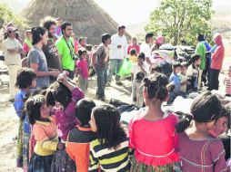 Representantes de Wixabikla explican el proyecto en la comunidad La Laguna. ESPECIAL /