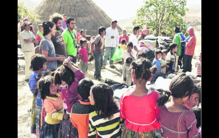 Representantes de Wixabikla explican el proyecto en la comunidad La Laguna. ESPECIAL /