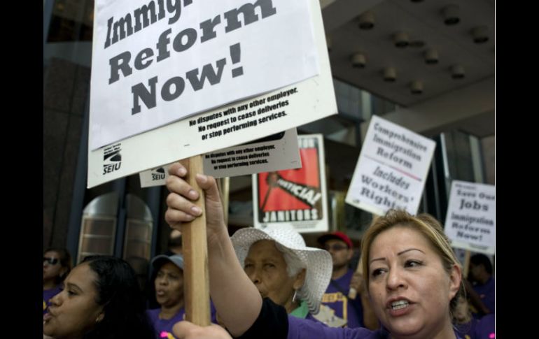 Manifestación de tabajadores hispanos a favor de la reforma migratoria, ayer en San Diego.  /