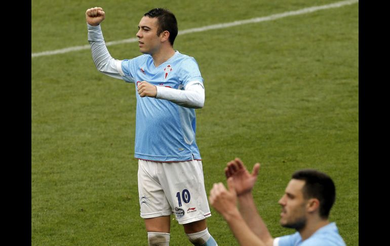 Los delanteros del Celta de Vigo Mario Bermejo a la derecha y Iago Aspass al centro, celebran su victoria frente al Levante. EFE /