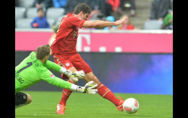 Mario Gómez y Oliver Baumann en el desafío por el balón durante el partido de fútbol de primera división de la Bundesliga. EFE /