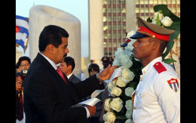 Como parte de su agenda, el mandatario coloca una ofrenda floral ante el monumento del independentista cubano José Martí. EFE /