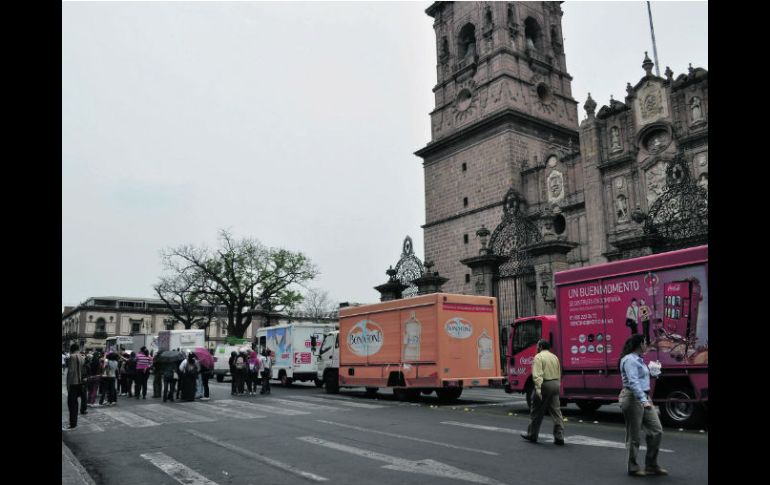 Al igual que el viernes, los normalistas detuvieron camiones cargados de víveres, que utilizaron para bloquear vialidades. NTX /