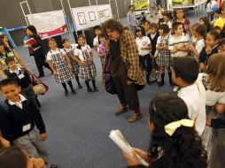 Una veintena de niños se mantuvo siempre al frente del entarimado para escuchar de cerca la conferencia. ARCHIVO /