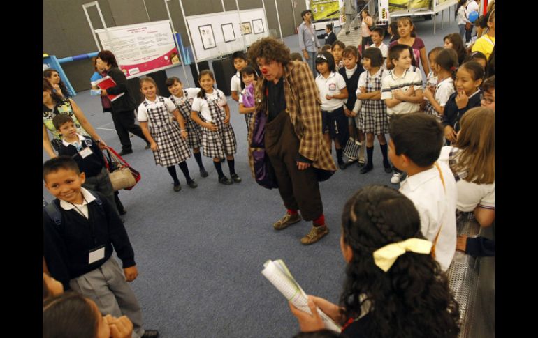 Una veintena de niños se mantuvo siempre al frente del entarimado para escuchar de cerca la conferencia. ARCHIVO /