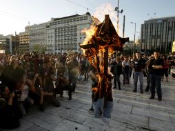 Sindicatos organizaron una protesta ante el parlamento a causa de la votación de las medidas de ajuste. AP /