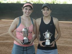 Las ganadoras María Elena Rojas y Natalia Navarro muestran orgullosas sus trofeos.  /