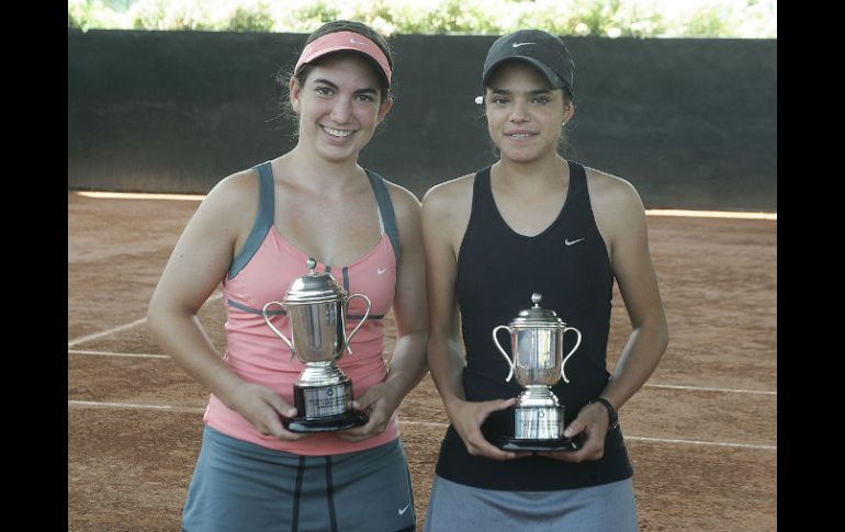 Las ganadoras María Elena Rojas y Natalia Navarro muestran orgullosas sus trofeos.  /