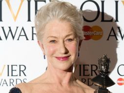 Helen Mirren sostiene su reconocimiento a ''mejor actriz'' de teatro. AFP /