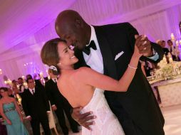 Michael Jordan baila con su esposa Yvette Prieto durante la recepción de su boda. AP /