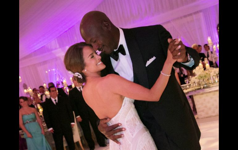 Michael Jordan baila con su esposa Yvette Prieto durante la recepción de su boda. AP /