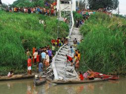 El puente ya había sido reparado tras graves inundaciones en la región. AP /