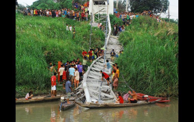 El puente ya había sido reparado tras graves inundaciones en la región. AP /