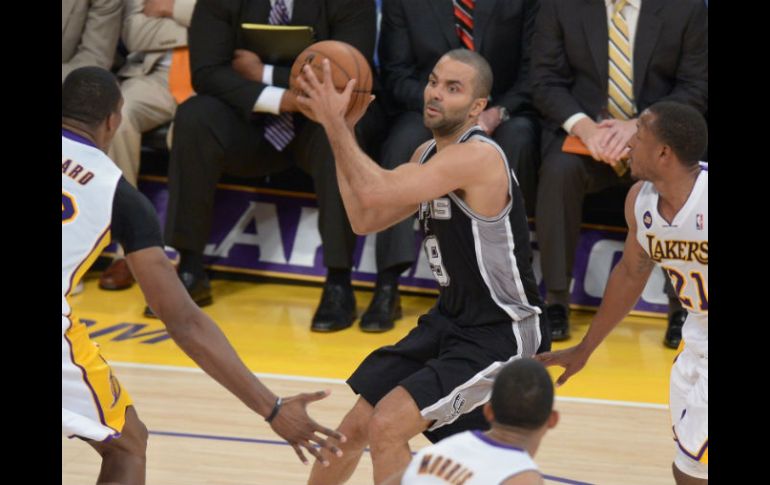 El armador francés Tony Parker aporta al triunfo 23 puntos. AFP /