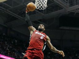 Lebron anota 30 puntos y su escuadra se enfila para el campeonato. AP /