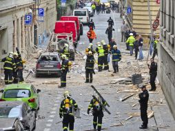 Los miembros de los servicios de emergencia trabajan en el lugar del suceso. EFE /