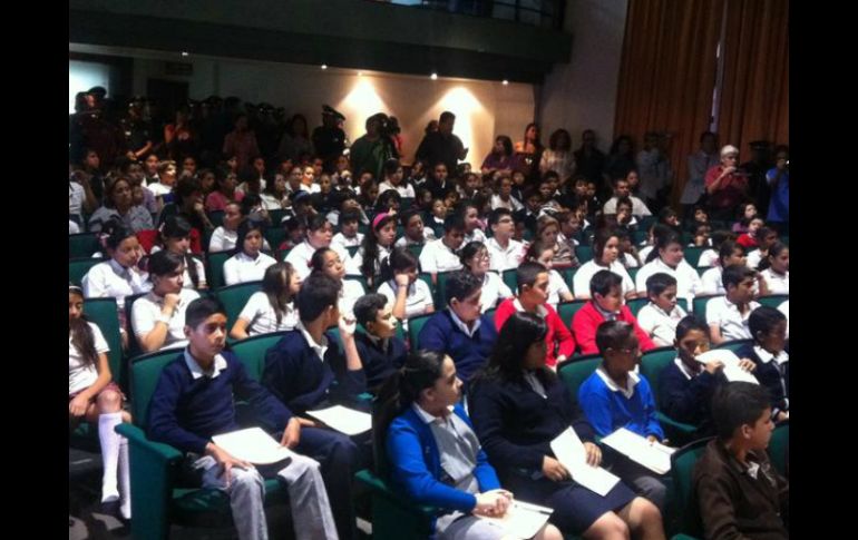 El Salón de Cabildo de Zapopan con la presencia de los niños. Foto tomada de Twitter de la regidora Laura Haro. ESPECIAL /