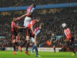 Christian Benteke (c) después de anotar el cuarto gol para su equipo. AFP /