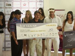 El equipo ganador del primer lugar posa con su cheque de 30 mil pesos.  /