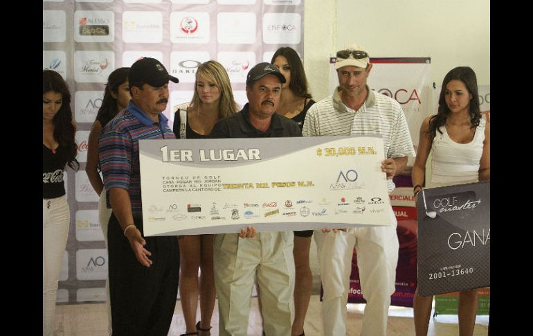 El equipo ganador del primer lugar posa con su cheque de 30 mil pesos.  /