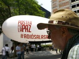 Javier Sicilia realiza una marcha durante la que aterrizó un dirigible con firmas para pedir la regulación de armas. AP /