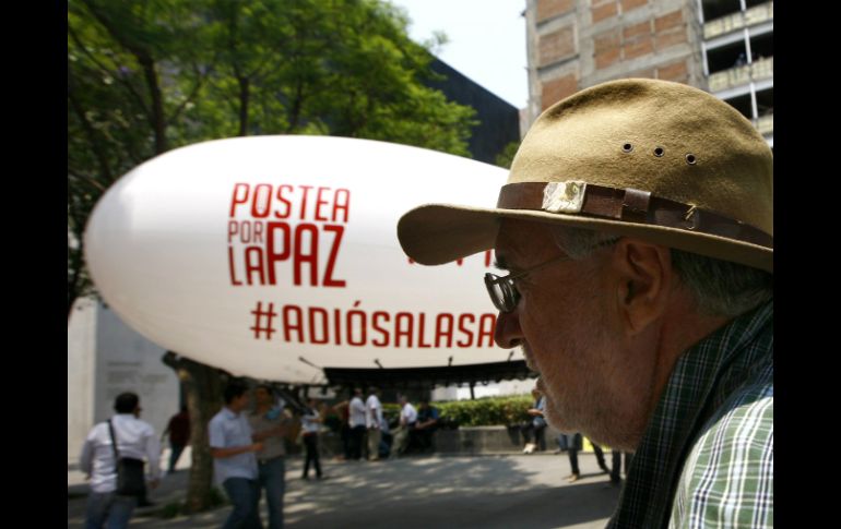 Javier Sicilia realiza una marcha durante la que aterrizó un dirigible con firmas para pedir la regulación de armas. AP /