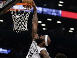 Reggie Evans anota para los Nets durante el partido ante Bulls. AP /