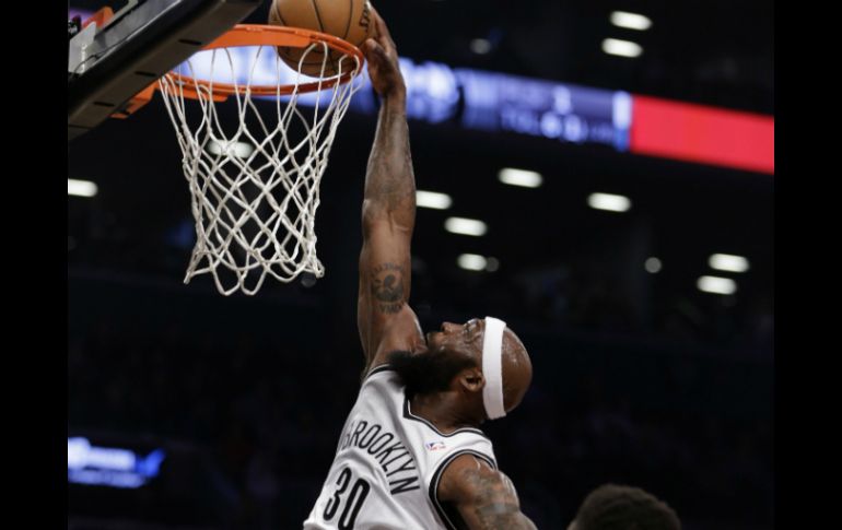 Reggie Evans anota para los Nets durante el partido ante Bulls. AP /