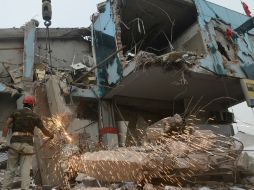 La Plaza Rana, un edificio de ocho pisos construido ilegalmente, se colapsó el 24 de abril mientras miles de personas trabajaban dentro AP /