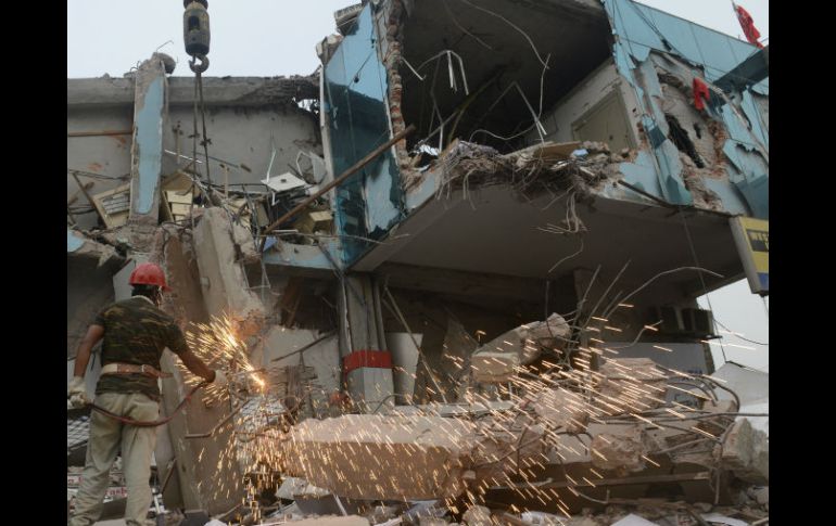 La Plaza Rana, un edificio de ocho pisos construido ilegalmente, se colapsó el 24 de abril mientras miles de personas trabajaban dentro AP /