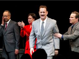 Tom Hanks (c) en la inauguración de la obra de teatro ''Lucky Guy''. AP /