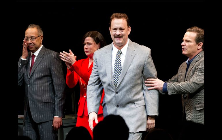 Tom Hanks (c) en la inauguración de la obra de teatro ''Lucky Guy''. AP /