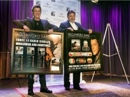 Alejandro Sanz recibe discos de oro y multiplatino por las ventas de su disco. EFE /