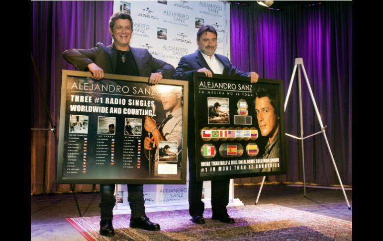 Alejandro Sanz recibe discos de oro y multiplatino por las ventas de su disco. EFE /