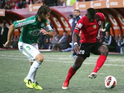 El jugador de Xolos Duvier Riascos (d) es marcado por Henrique Buss (i), de Palmeiras. EFE /