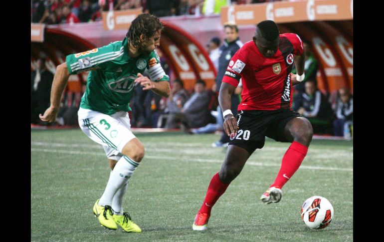 El jugador de Xolos Duvier Riascos (d) es marcado por Henrique Buss (i), de Palmeiras. EFE /