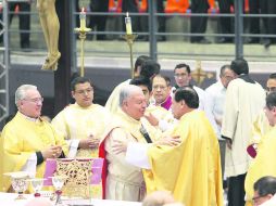 Juan Sandoval (centro) es felicitado por el cardenal Norberto Rivera. A la izquierda, el arzobispo tapatío José Francisco Robles Ortega EL INFORMADOR /