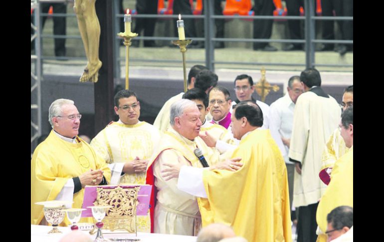 Juan Sandoval (centro) es felicitado por el cardenal Norberto Rivera. A la izquierda, el arzobispo tapatío José Francisco Robles Ortega EL INFORMADOR /