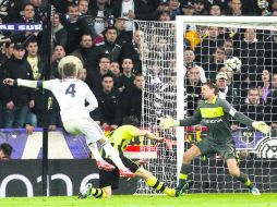 Sergio Ramos al momento de marcar el segundo gol de los blancos, que mostraron una actitud e intensidad acorde a la historia de su club AP /