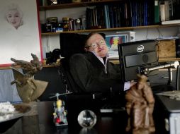 El científico Stephen Hawking no considera su condición física como un impedimento para viajar al espacio. EFE /