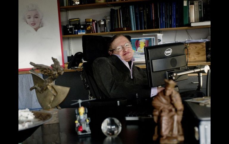 El científico Stephen Hawking no considera su condición física como un impedimento para viajar al espacio. EFE /